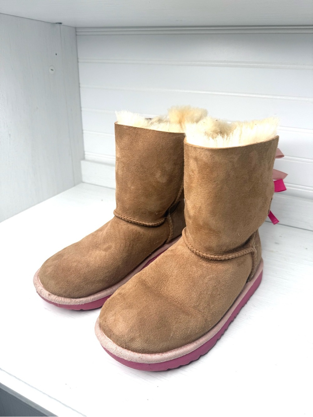 Ugg Bailey Bow Ii Big Kids 5y. Good+ used condition!